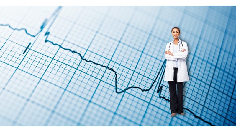 Ärztin vor einer EKG-Kurve, Symbolbild