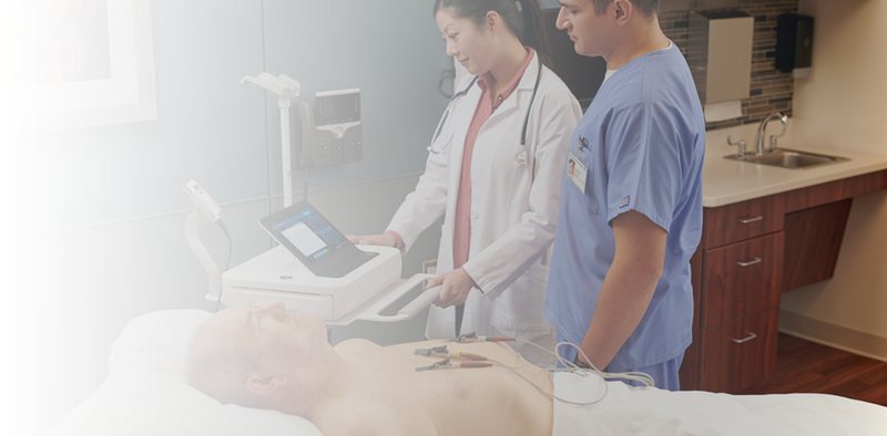 Pflegekräfte schreiben ein Ruhe-EKG mit dem MAC 7 am Patientenbett