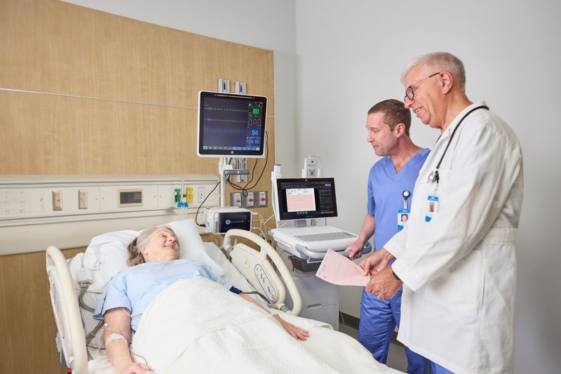 Arzt und Pfleger am Bett eines Patienten mit dem MAC VU360