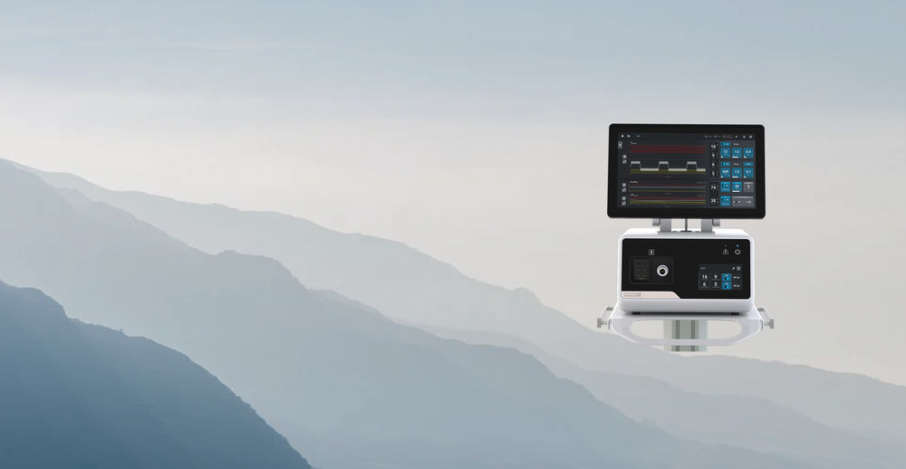 Jet-Beatmungsgerät TwinStream EVO mit Touchscreen vor einer Berglandschaft