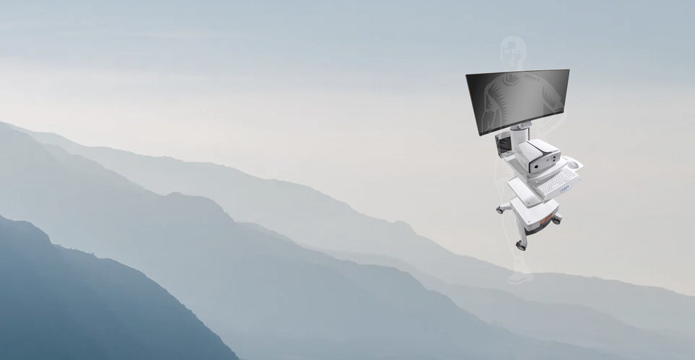 Messwagen mit Monitor und Atemmessgerät vor einer Berglandschaft