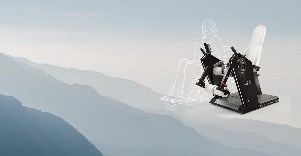 HUR Trainingsgerät Leg Extension/Curl vor einer Berglandschaft