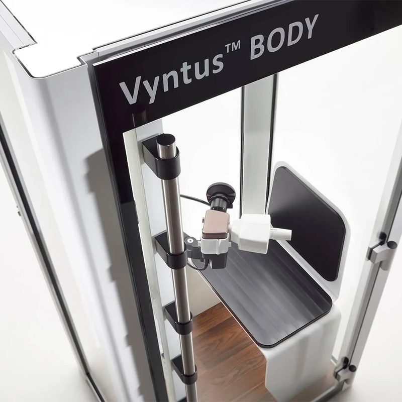 Innenraum der Kabine mit Sitzbank, Sensor und Vyntus BODY Schriftzug