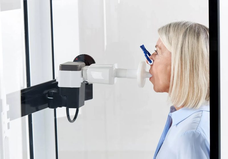 Patientin atmet am Mundstück, Sensor am 3D-Arm