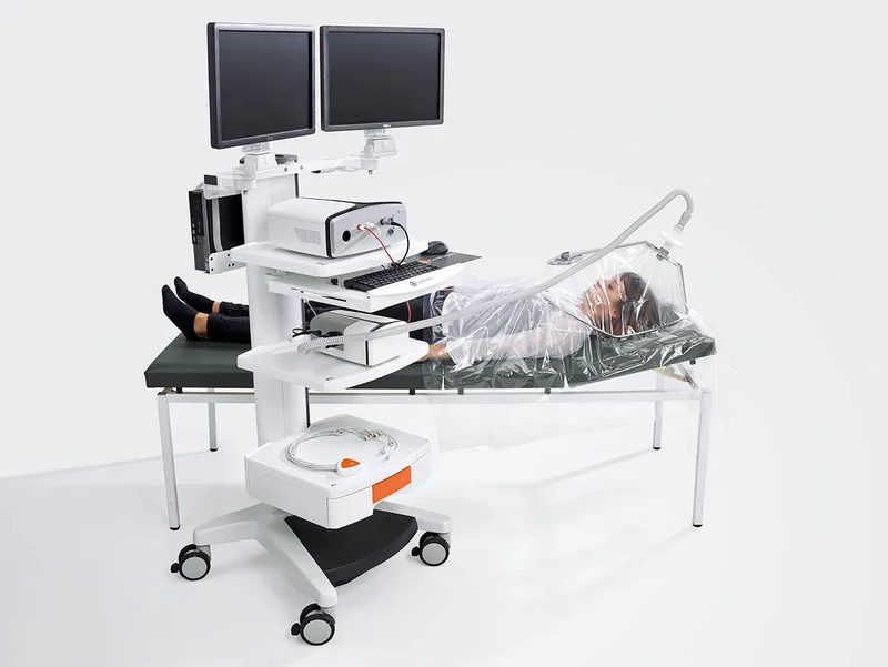Messplatz mit Vyntus CPX und Canopy-Haube über einer liegenden Person
