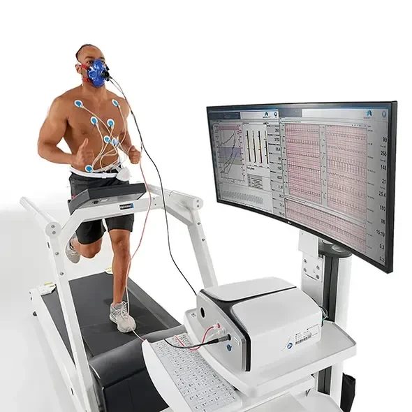 Spiroergometrie auf dem Laufband mit Maske, EKG-Elektroden und dem Vyntus CPX am Messwagen