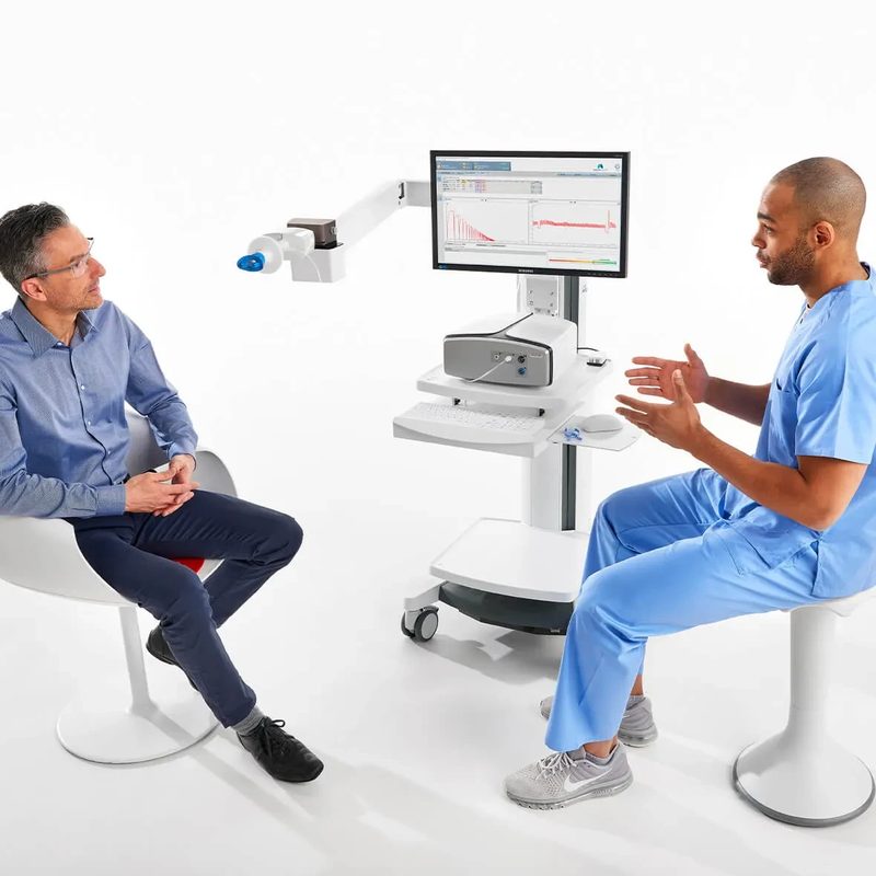 Arzt bespricht mit einem Patienten die Ergebnisse am Vyntus ONE