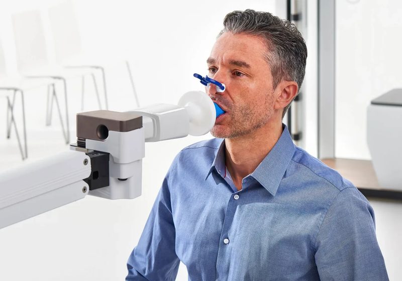 Patient atmet am Mundstück des Vyntus ONE