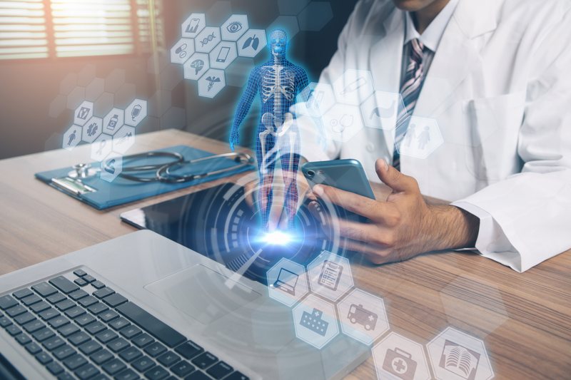 Arzt am Tablet mit eingeblendeten medizinischen Symbolen