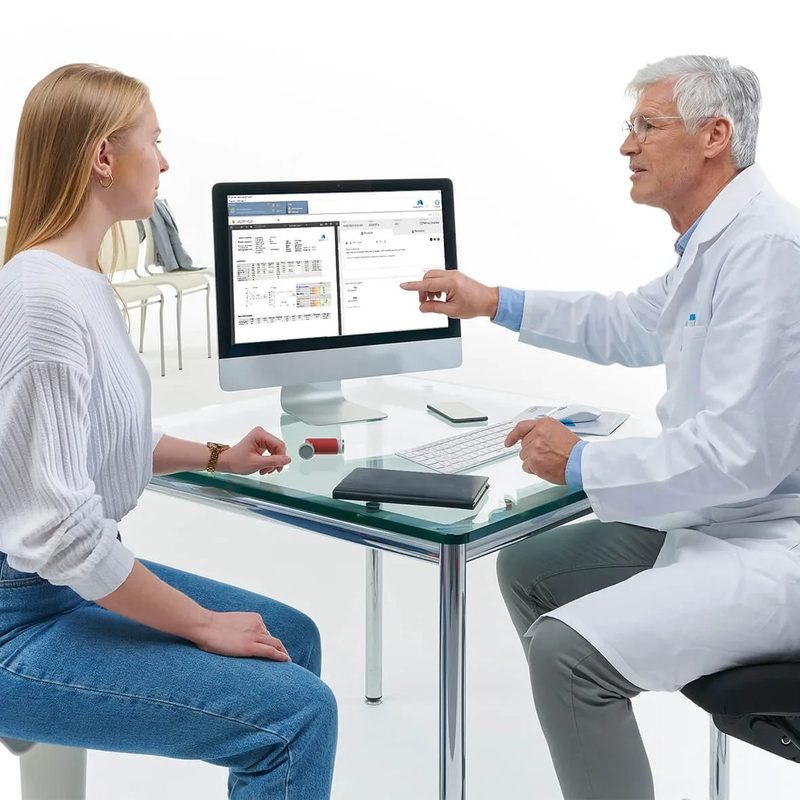 Arzt bespricht mit einer Patientin die Ergebnisse am Bildschirm