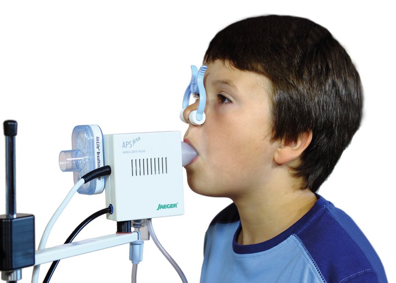 Junge bei der bronchialen Provokation mit Vyntus APS und Nasenklemme
