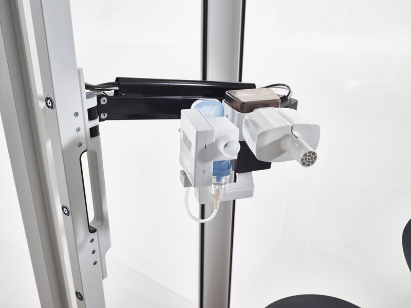 Vyntus APS mit Vernebler am Halter in der Kabine des Vyntus BODY
