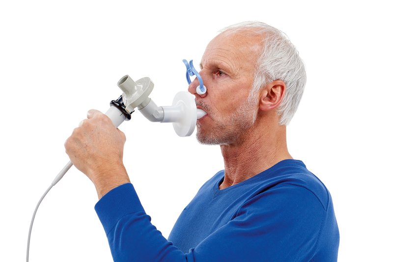 Patient bei der Spirometrie mit Vyntus PNEUMO und Nasenklemme