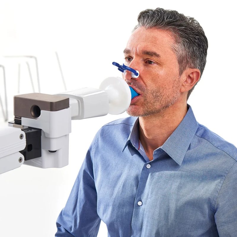 Patient atmet über einen MicroGard II Filter am Vyntus ONE