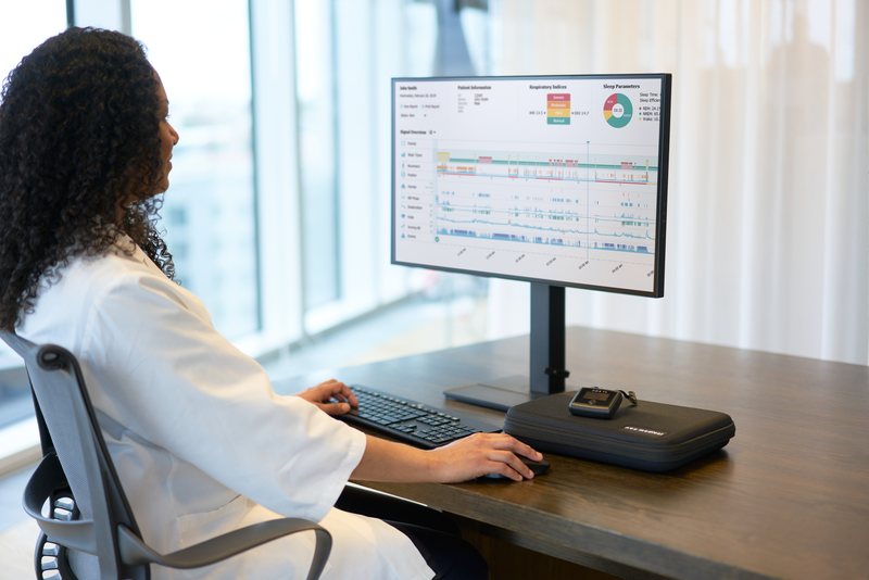 Ärztin wertet eine Schlafstudie in der Noxturnal-Software aus