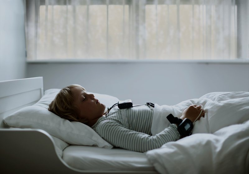 Patientin schläft zu Hause mit angelegtem Nox T3s