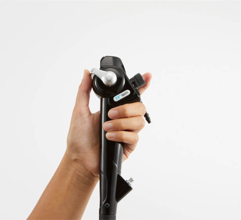 Hand am Bedienteil der ORSIM Bronchoskop-Nachbildung
