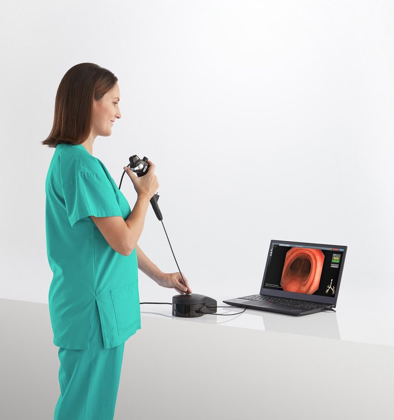 Ärztin trainiert mit der Bronchoskop-Nachbildung, die Simulation läuft am Laptop