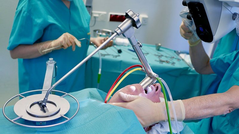 Jet-Laryngoskop im Einsatz bei einer Kehlkopfoperation