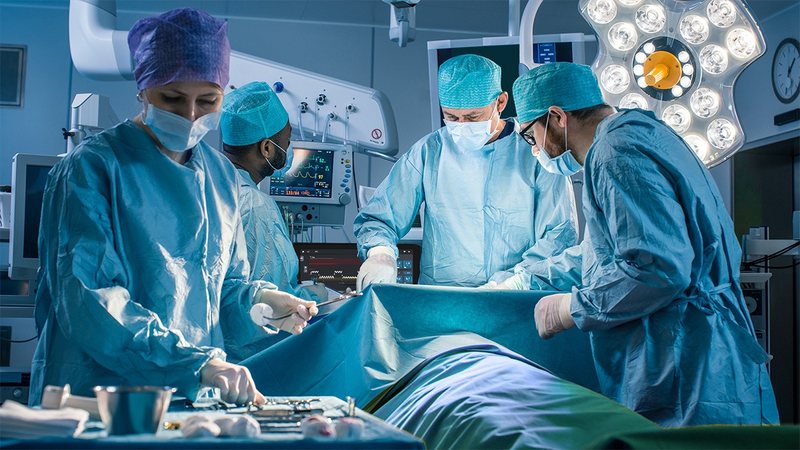 Operationsteam bei einem thoraxchirurgischen Eingriff