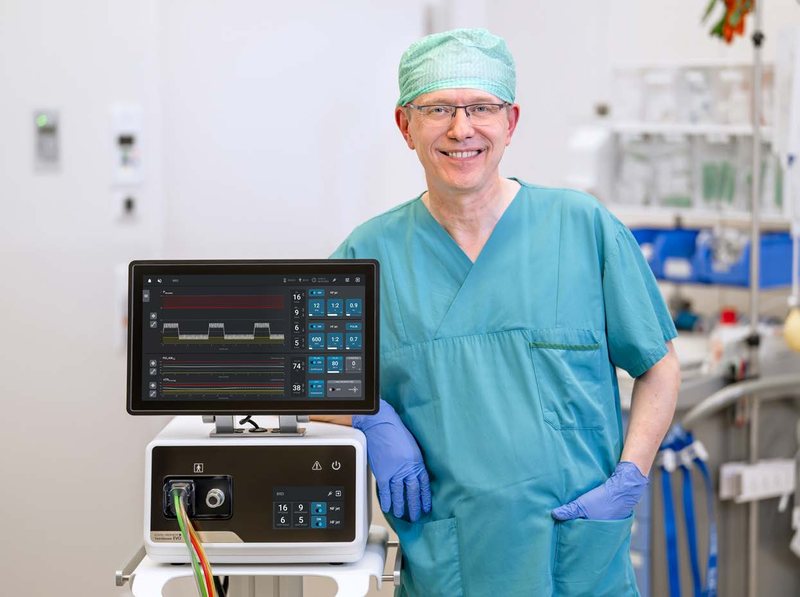 Anästhesist neben dem TwinStream EVO im Operationssaal