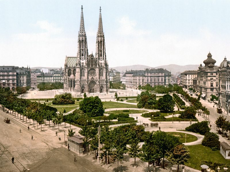 Votivkirche und Maximilianplatz um 1900, kolorierte Fotografie